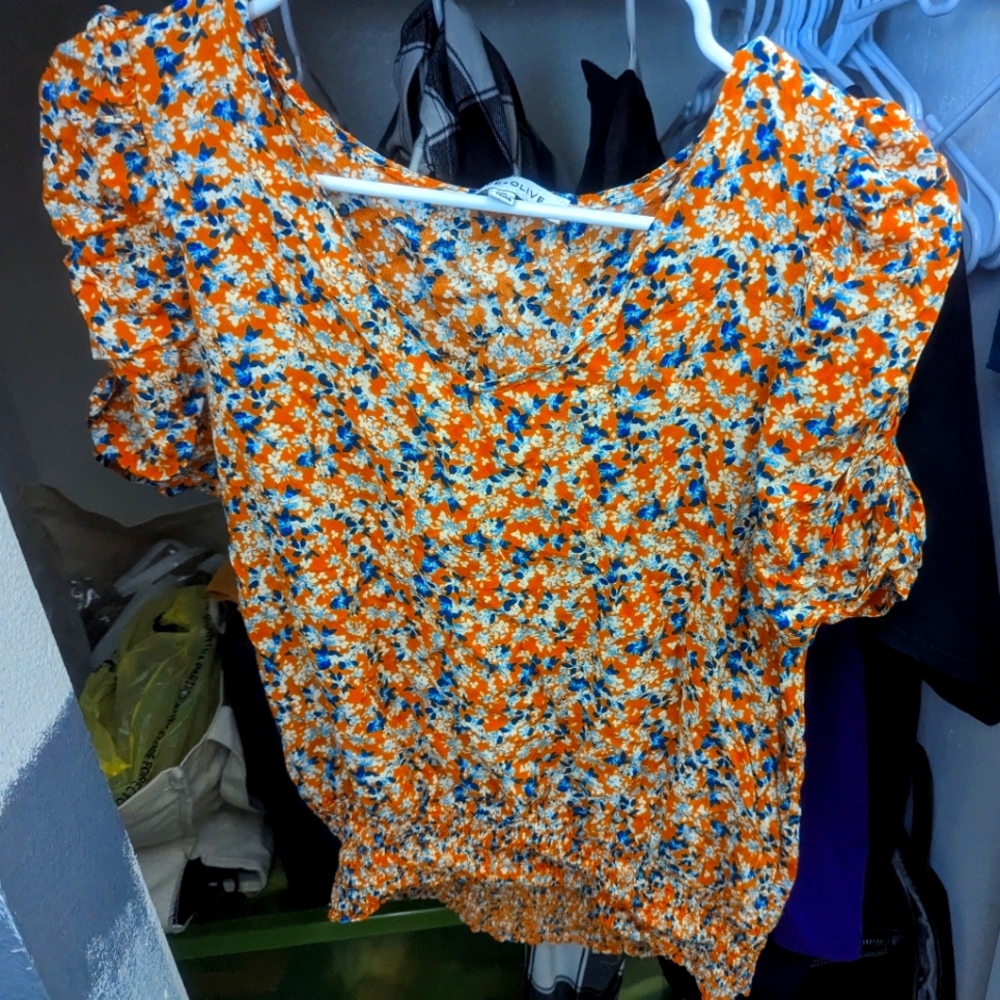 Cute belly style shirt worn maybe twice !